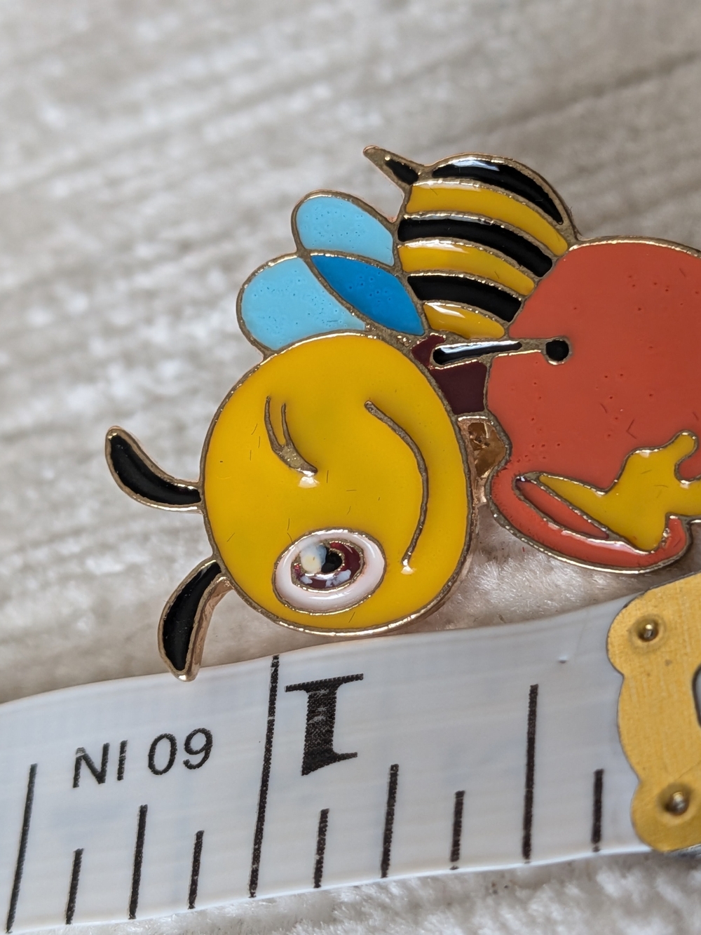 Honey Bee Metal Enamel Pins Set Of 5 Bumblebees Honey Pots Cupcake - Picture 5 of 10